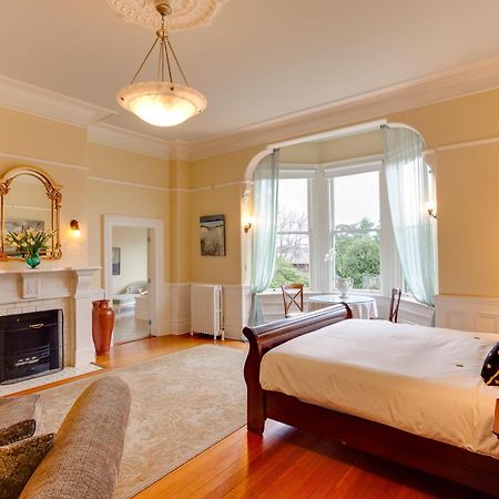 Fairholme Manor Inn Виктория Екстериор снимка