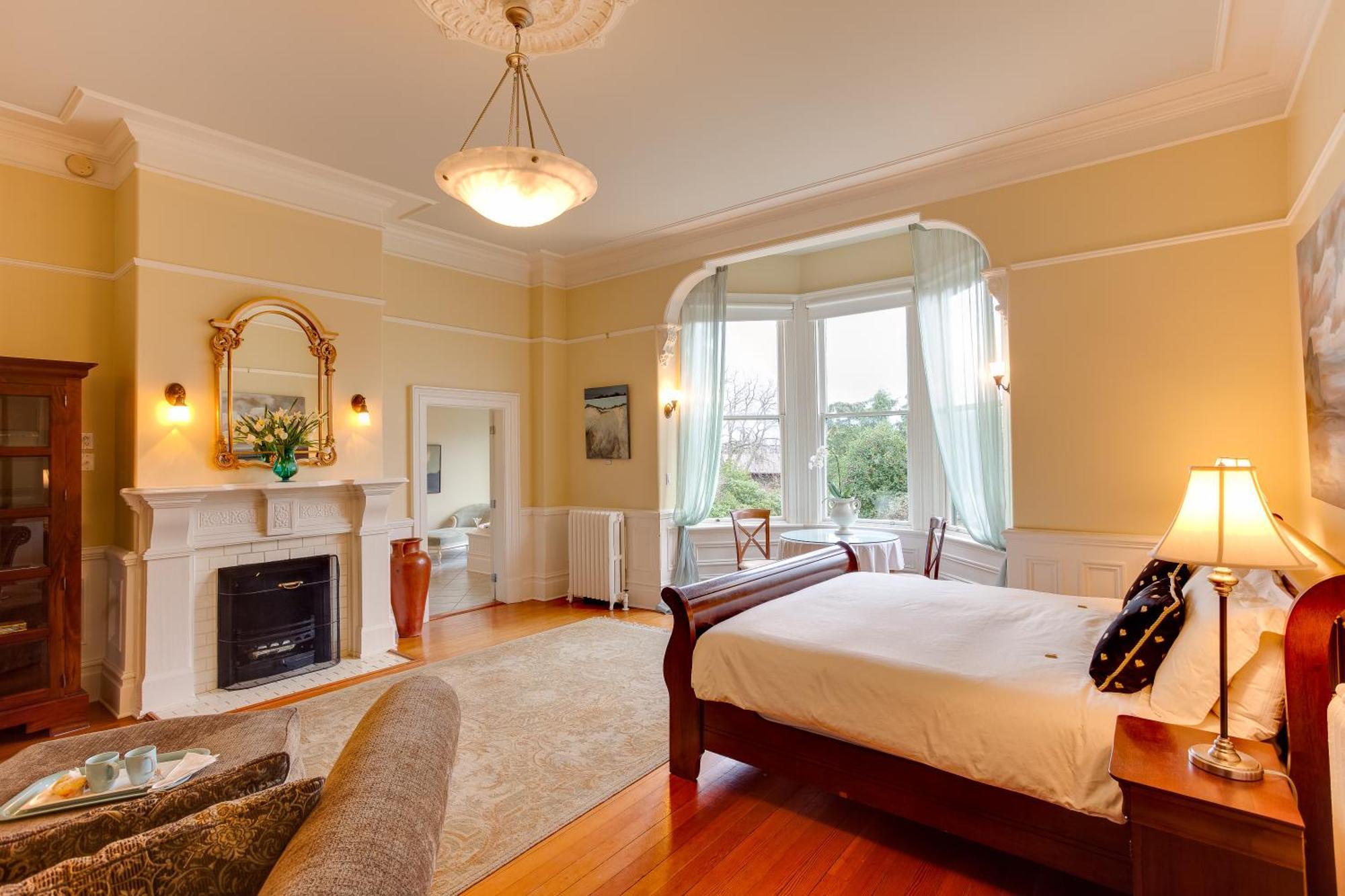 Fairholme Manor Inn Виктория Екстериор снимка