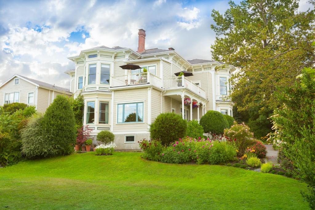 Fairholme Manor Inn Виктория Екстериор снимка