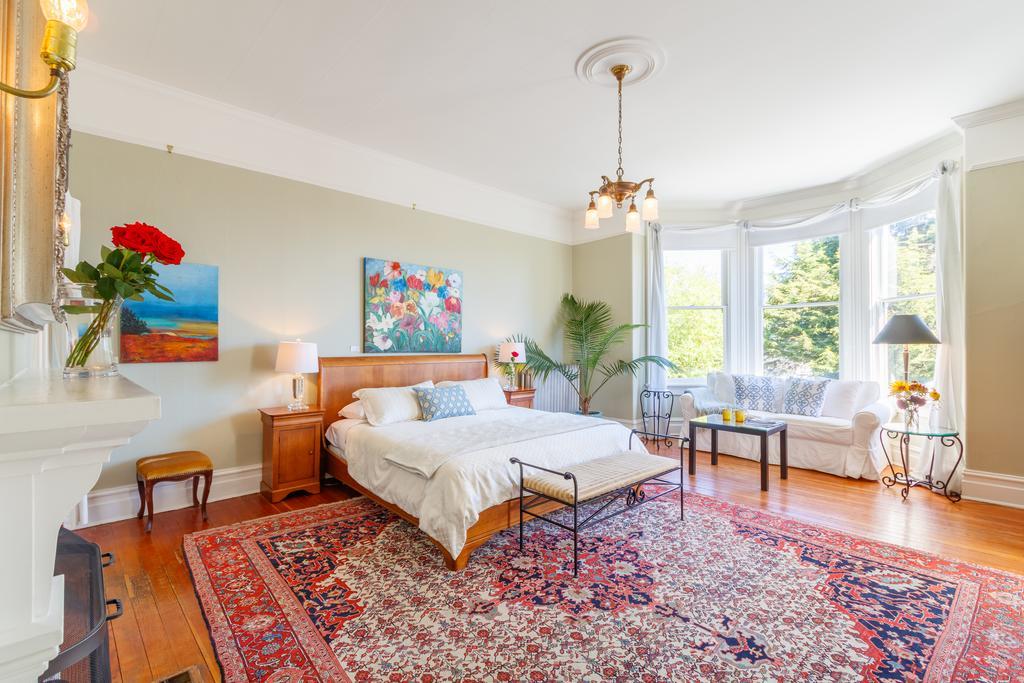 Fairholme Manor Inn Виктория Екстериор снимка