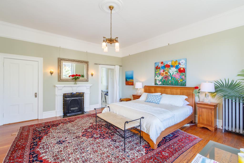 Fairholme Manor Inn Виктория Екстериор снимка