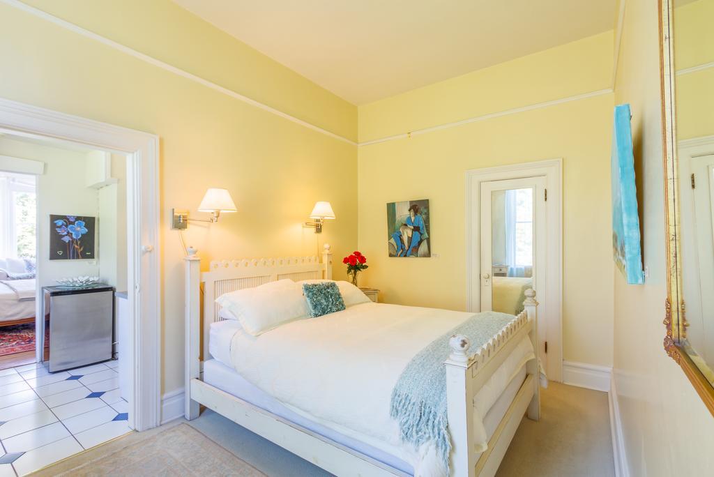 Fairholme Manor Inn Виктория Екстериор снимка