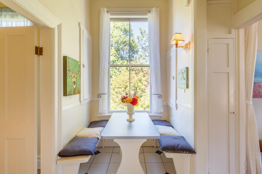 Fairholme Manor Inn Виктория Екстериор снимка
