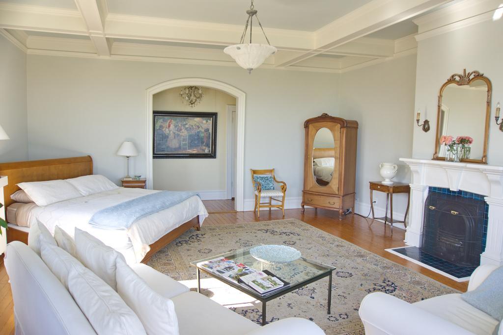 Fairholme Manor Inn Виктория Екстериор снимка