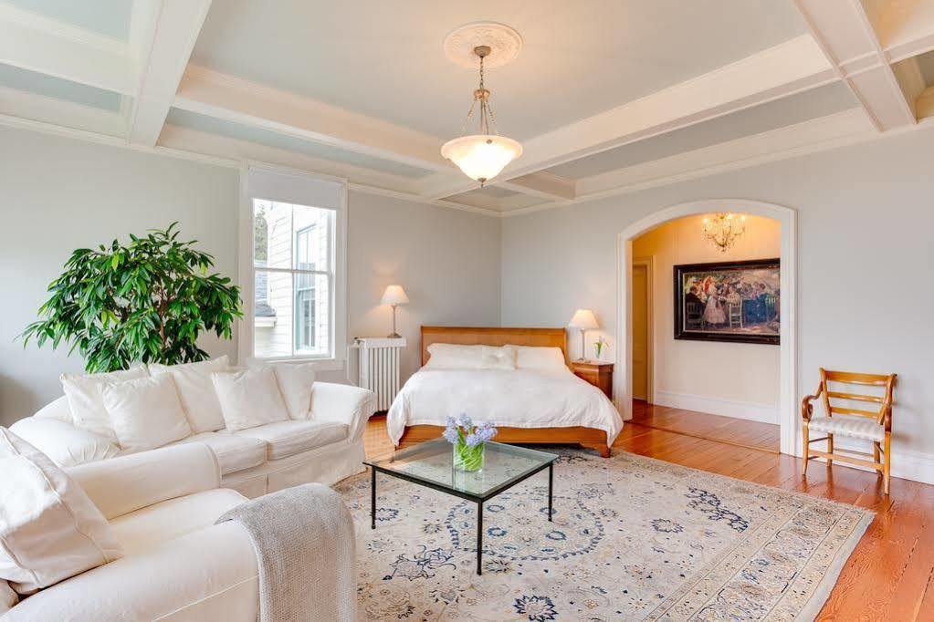 Fairholme Manor Inn Виктория Екстериор снимка