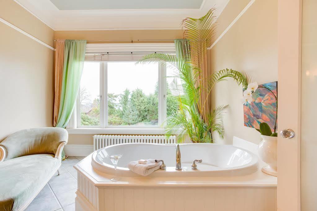 Fairholme Manor Inn Виктория Екстериор снимка